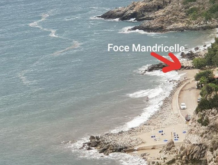 Mare sporco a Coccorino, le proteste e le foto inviate dai lettori