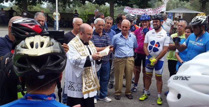 In bici alla Madonna della Catena di Dinami, così sport e fede s’incontrano
