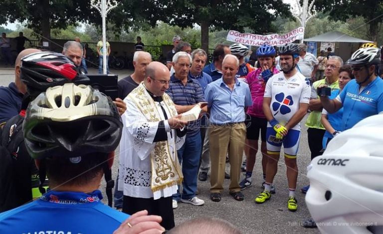 In bici alla Madonna della Catena di Dinami, così sport e fede s’incontrano