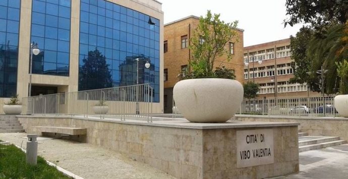 Sentenza del Tar su bimbo autistico, tre consiglieri di Vibo: «Assessorato inadeguato»