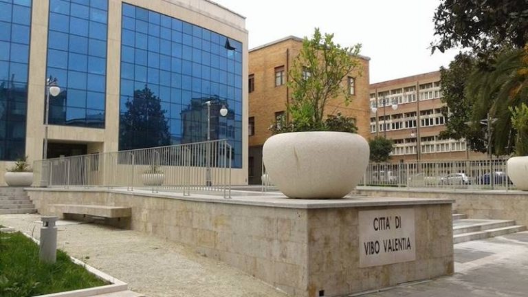 Sentenza del Tar su bimbo autistico, tre consiglieri di Vibo: «Assessorato inadeguato»