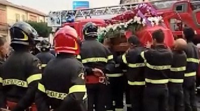 Vigili del fuoco schierati ai funerali di Stinà. Il messaggio della famiglia: «Grazie» (VIDEO)