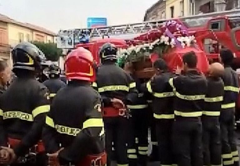 Vigili del fuoco schierati ai funerali di Stinà. Il messaggio della famiglia: «Grazie» (VIDEO)