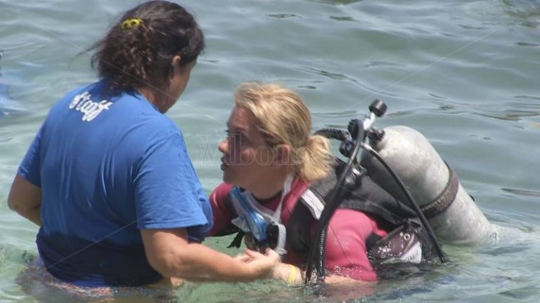 Subacquea senza barriere, nei fondali di Briatico si immergono i non vedenti (VIDEO)