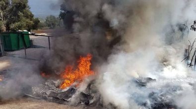 Incendio all’isola ecologica di San Gregorio, in fiamme diversi cumuli di rifiuti (VIDEO-FOTO)