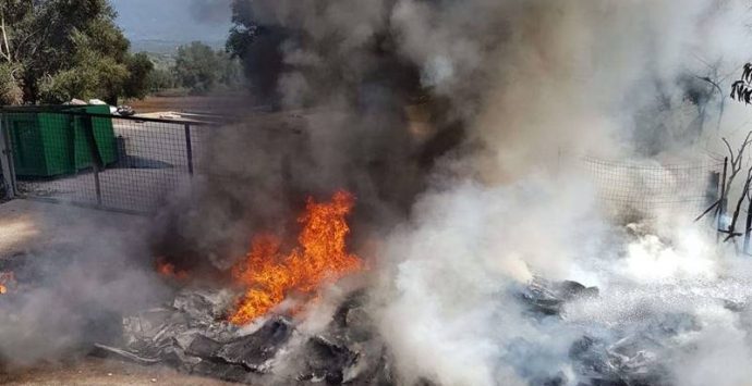 Incendio nella discarica di San Gregorio, ecco i risultati delle analisi sul suolo