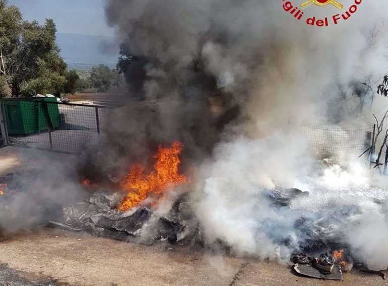 Incendio all’isola ecologica di San Gregorio, in fiamme diversi cumuli di rifiuti (VIDEO-FOTO)