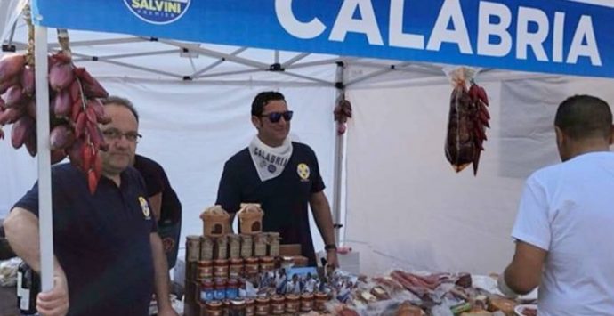 Da Vibo a Pontida, la Lega di Salvini depone lo spadone e imbraccia ‘nduja e cipolla