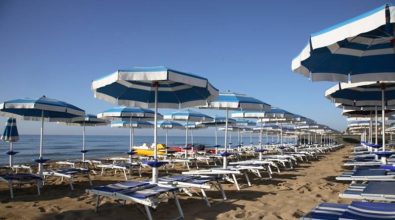 Ombrelloni distanziati e mascherine in spiaggia: così nel turismo s’immagina la ripartenza