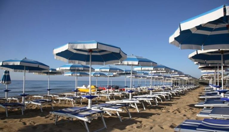 Ombrelloni distanziati e mascherine in spiaggia: così nel turismo s’immagina la ripartenza