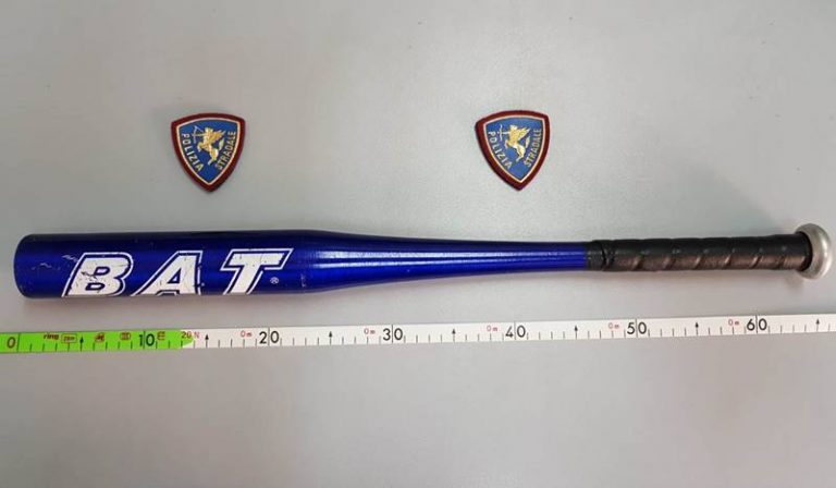 Fermato con una mazza da baseball in auto a Pizzo, denunciato ventitreenne