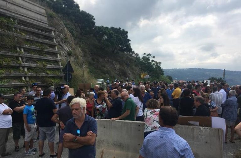 Strada del Mare chiusa, in tanti a protestare contro una vergogna infinita (VIDEO)