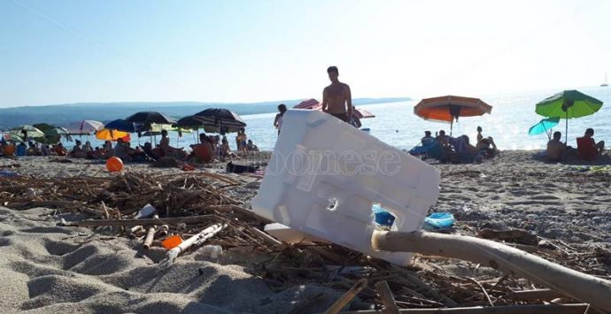 L’estate degli incivili a Vibo Marina tra rifiuti in spiaggia e pulizie… straordinarie (VIDEO)