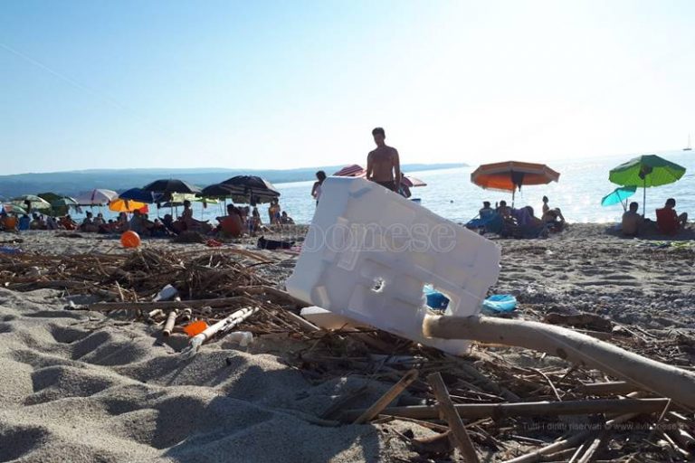 L’estate degli incivili a Vibo Marina tra rifiuti in spiaggia e pulizie… straordinarie (VIDEO)