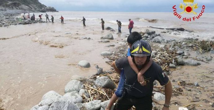 Alluvione a Nicotera, la piccola Ginevra commuove i Vigili del fuoco: «Siete papà eroi»