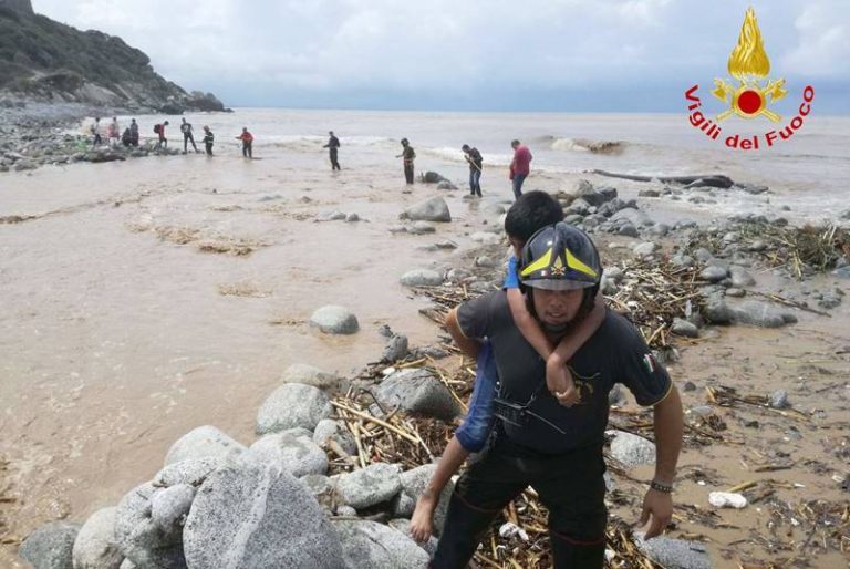 Alluvione a Nicotera, la piccola Ginevra commuove i Vigili del fuoco: «Siete papà eroi»