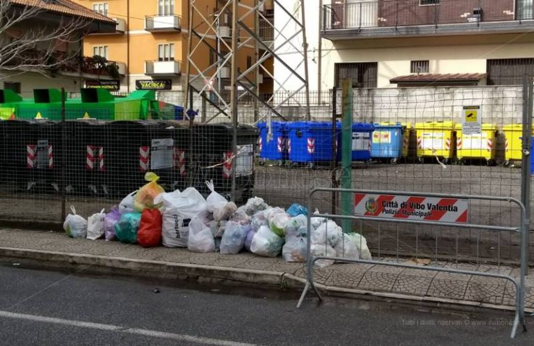 Degrado in pieno centro a Vibo, chiesto lo spostamento dell’Eco-punto di via Pellicanò