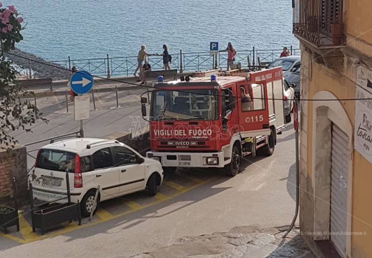 Crollo di calcinacci nei pressi del castello, attimi di paura a Pizzo