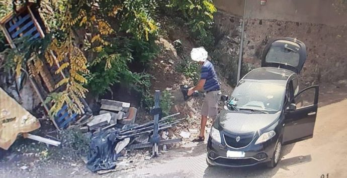 Beccati dalle foto-trappole, pesanti sanzioni per chi abbandona rifiuti a Pizzo