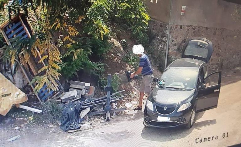 Rifiuti in strada e cibo per i cinghiali, a Pizzo continua la caccia agli incivili