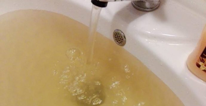 Acqua sporca dai rubinetti a Zambrone, l’opposizione interroga il sindaco