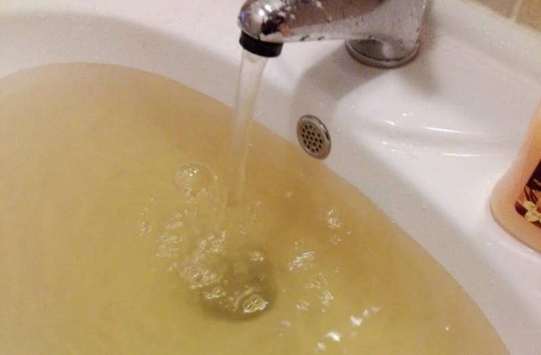 Acqua giallastra e maleodorante dai rubinetti: interi quartieri in ginocchio a Vibo (VIDEO)