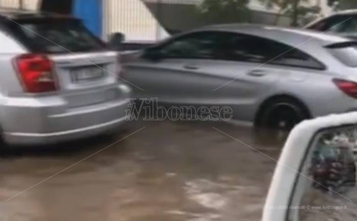 Intensa precipitazione su Tropea, allagamenti al porto e turisti in fuga dalle spiagge (VIDEO)