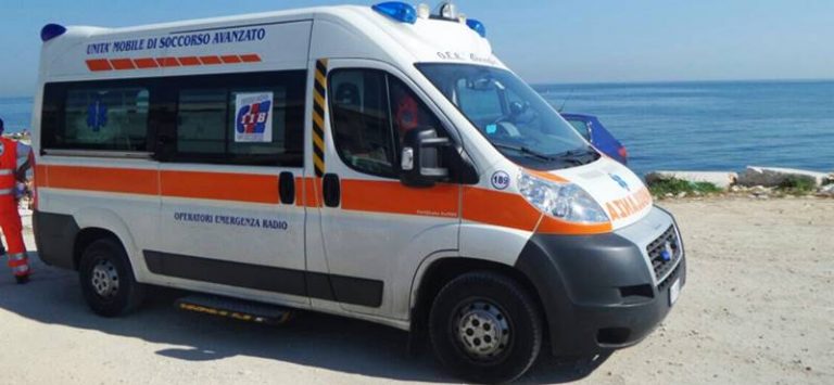 Colto da malore in mare, 60enne vibonese salvato da poliziotto e vigile del fuoco fuori servizio