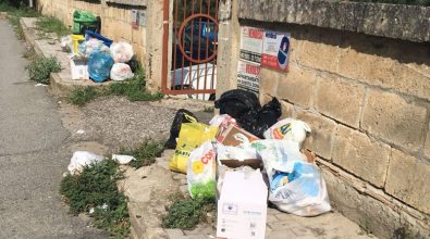 Bivona come una pattumiera: da 20 giorni nessuno spazza le strade (VIDEO)