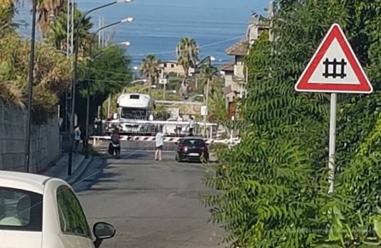 Camper s’incastra nelle sbarre del passaggio a livello bloccandolo, disagi a Ricadi