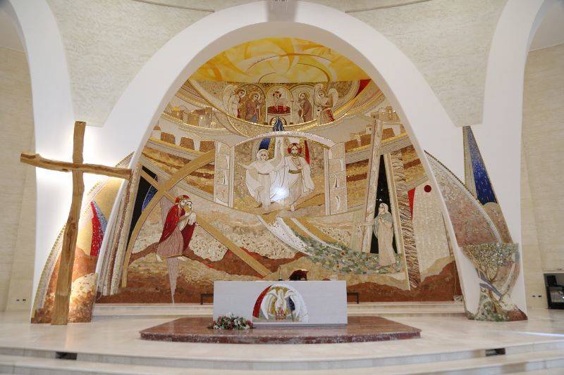 L'altare della "Grande chiesa" voluta da Natuzza Evolo