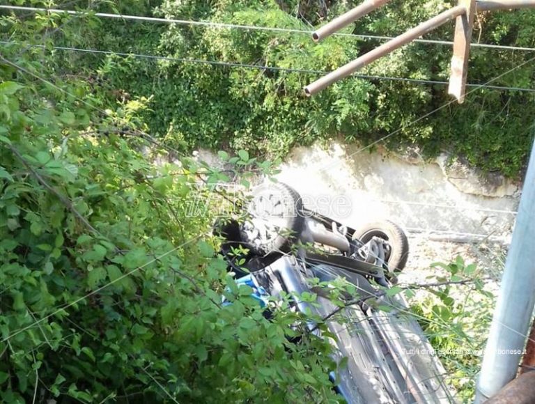 Bivona, precipita con la sua auto giù dal ponte e finisce sui binari: illeso (FOTO)