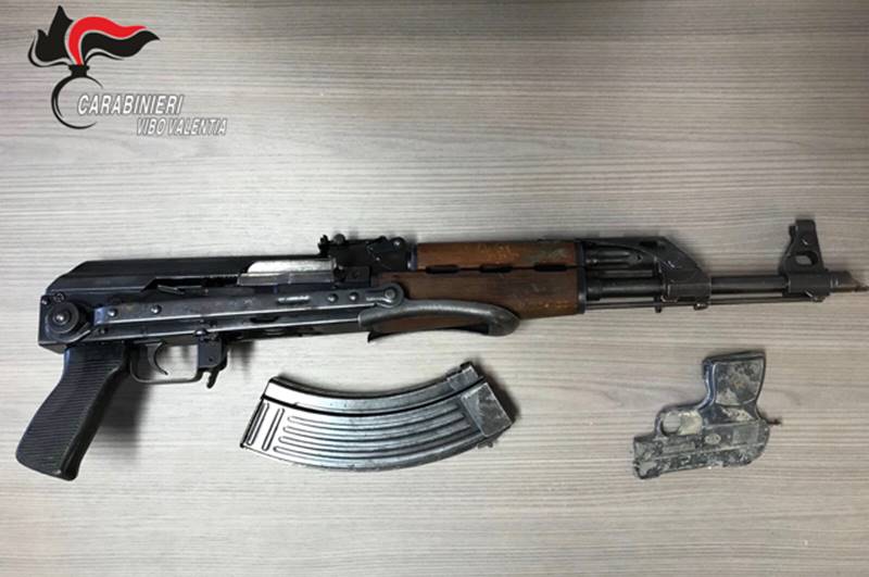 Kalashnikov, pistola a salve ed esplosivo occultati tra i rovi a