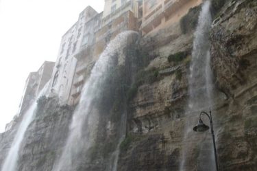 Vere e proprie cascate dalla rupe di Tropea