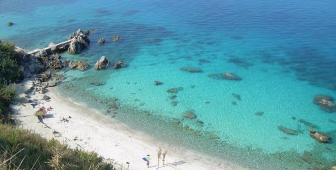 Parghelia, vietato l’accesso alle spiagge durante la notte: l’ordinanza del sindaco