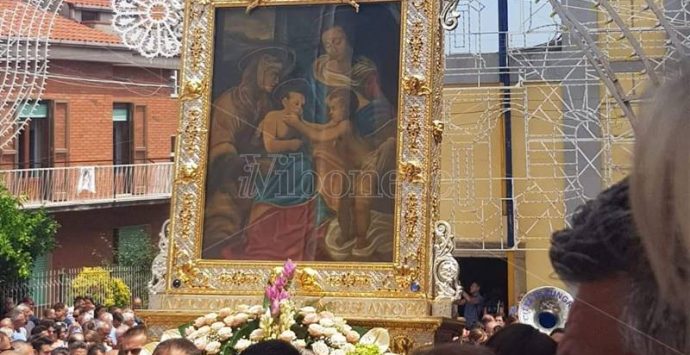Pregiudicato vuol portare il quadro della Madonna della neve, i carabinieri interrompono la processione a Zungri