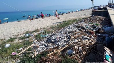 Lo “scandalo al sole” di Vibo Marina: mare caraibico e… monnezza in spiaggia (VIDEO)