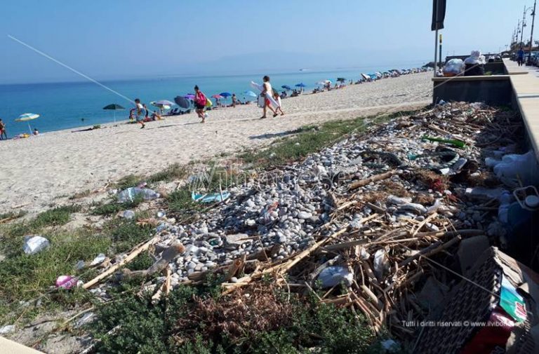 Lo “scandalo al sole” di Vibo Marina: mare caraibico e… monnezza in spiaggia (VIDEO)