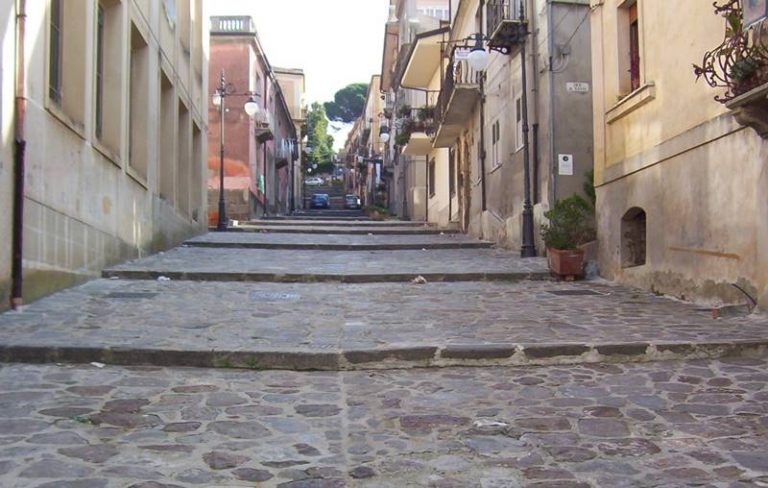 Visite guidate nel centro storico di Vibo, chiesta e avviata la pulizia straordinaria di vie e piazze