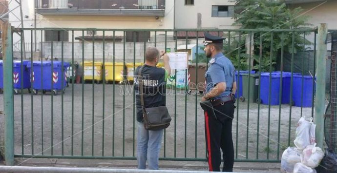 Settore rifiuti allo sbando a Vibo, i carabinieri sequestrano l’Eco-punto di via Pellicano (FOTO)