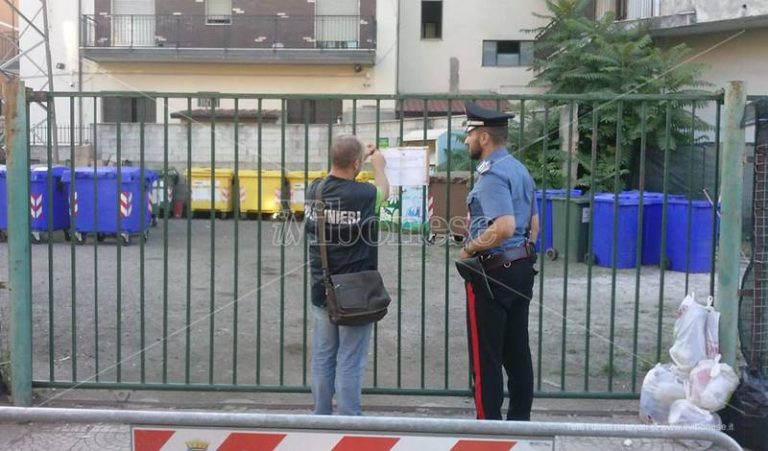 Settore rifiuti allo sbando a Vibo, i carabinieri sequestrano l’Eco-punto di via Pellicano (FOTO)