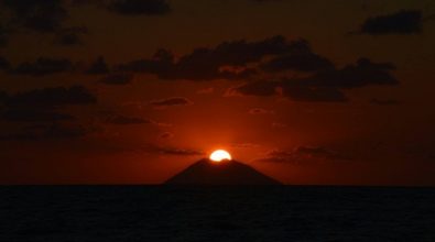 Tropea, lo spettacolo mozzafiato del bacio tra il sole e lo Stromboli