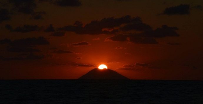 Tropea, lo spettacolo mozzafiato del bacio tra il sole e lo Stromboli