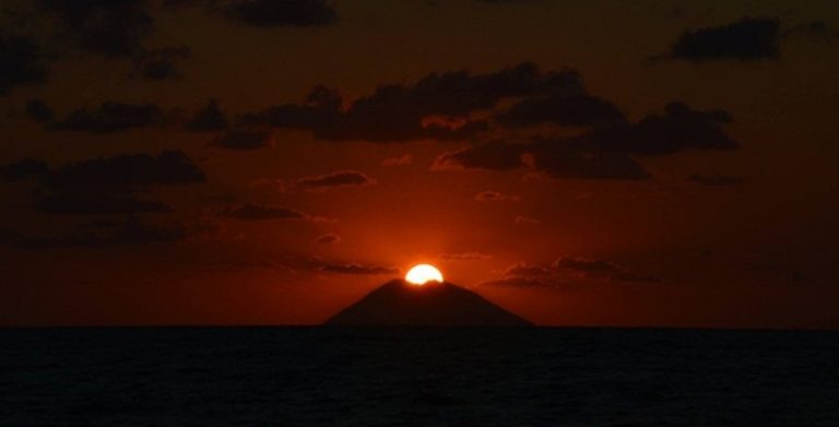 Tropea, lo spettacolo mozzafiato del bacio tra il sole e lo Stromboli