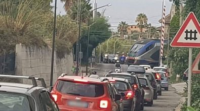 Pericolo a Santa Domenica, il treno transita con il passaggio a livello aperto