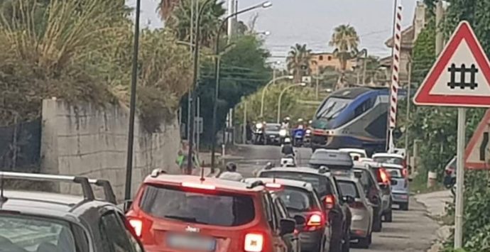 Pericolo a Santa Domenica, il treno transita con il passaggio a livello aperto