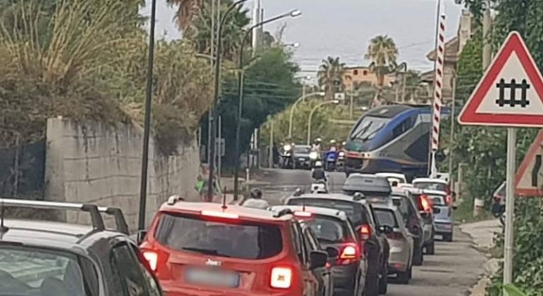 Pericolo a Santa Domenica, il treno transita con il passaggio a livello aperto