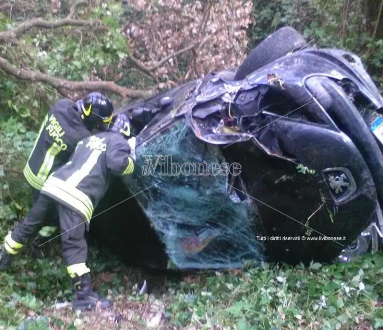 Grave incidente stradale a Coccorino: finisce con l’auto in un burrone (VIDEO)