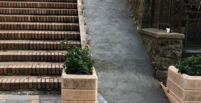 “Cartoline” da Vibo: rampa per disabili in cemento sopra la storica scalinata