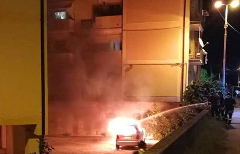 Auto in fiamme a Pizzo, intervengono i vigili del fuoco